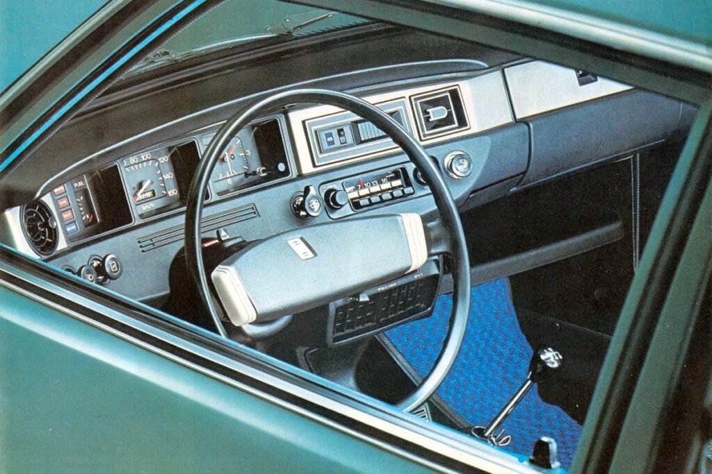 datsun 120Y interior (www.radarautomovel.com)